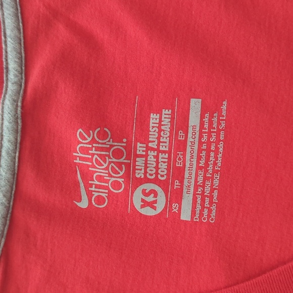 Nike Womens Slim Fit red V-Neck T-shirt XS - Picture 3 of 3